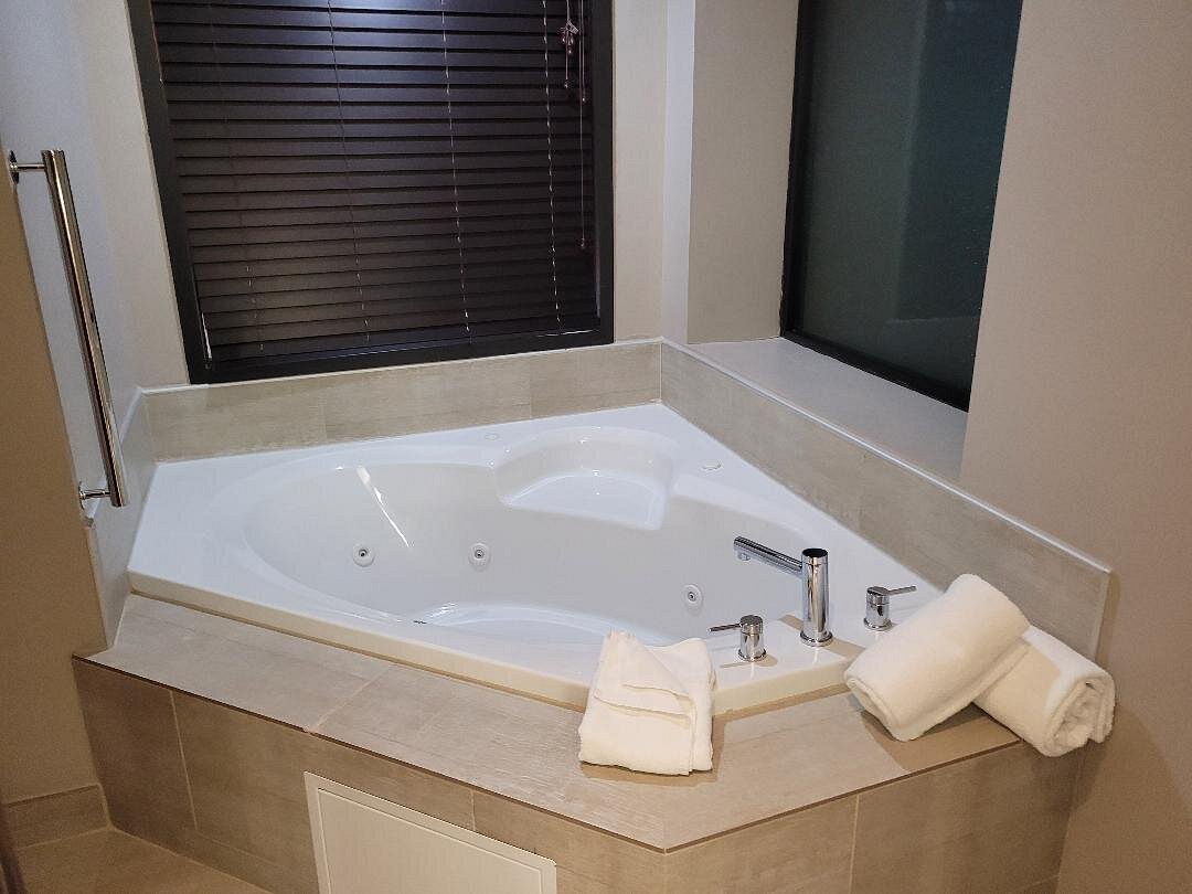 Holiday Inn Express & Suites Helen has Jacuzzi suites
