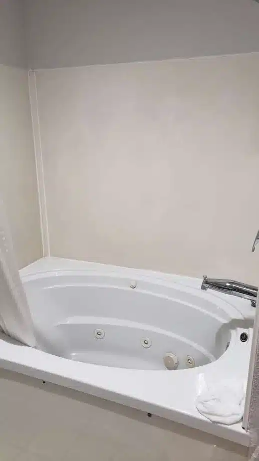 Holiday Inn Express & Suites Hiawassee An IHG Hotel has Jacuzzi suites