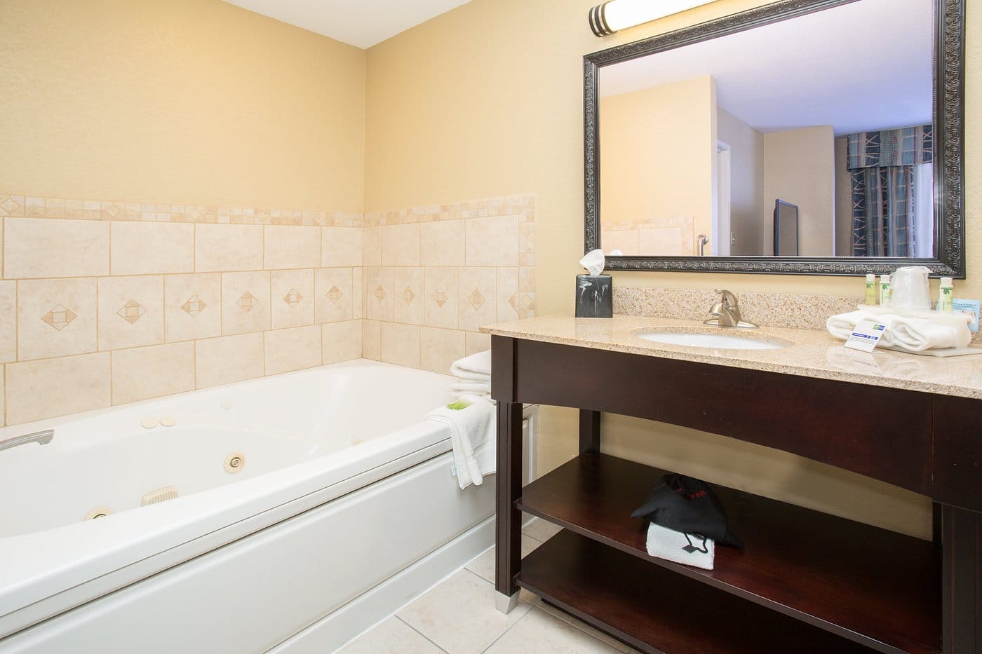 Holiday Inn Express & Suites Lexington NE has Jacuzzi suites