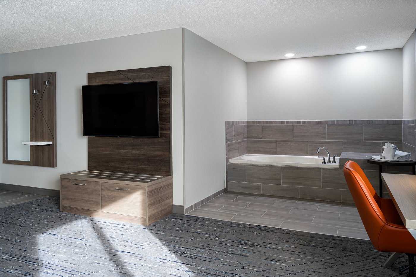 Holiday Inn Express & Suites Midwest City