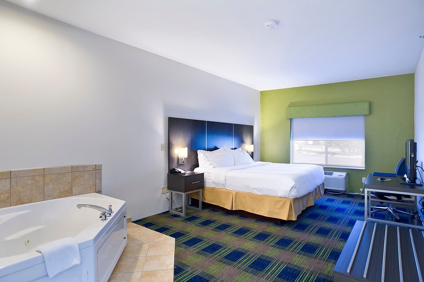 Holiday Inn Express & Suites Vermillion By IHG has Jacuzzi suites