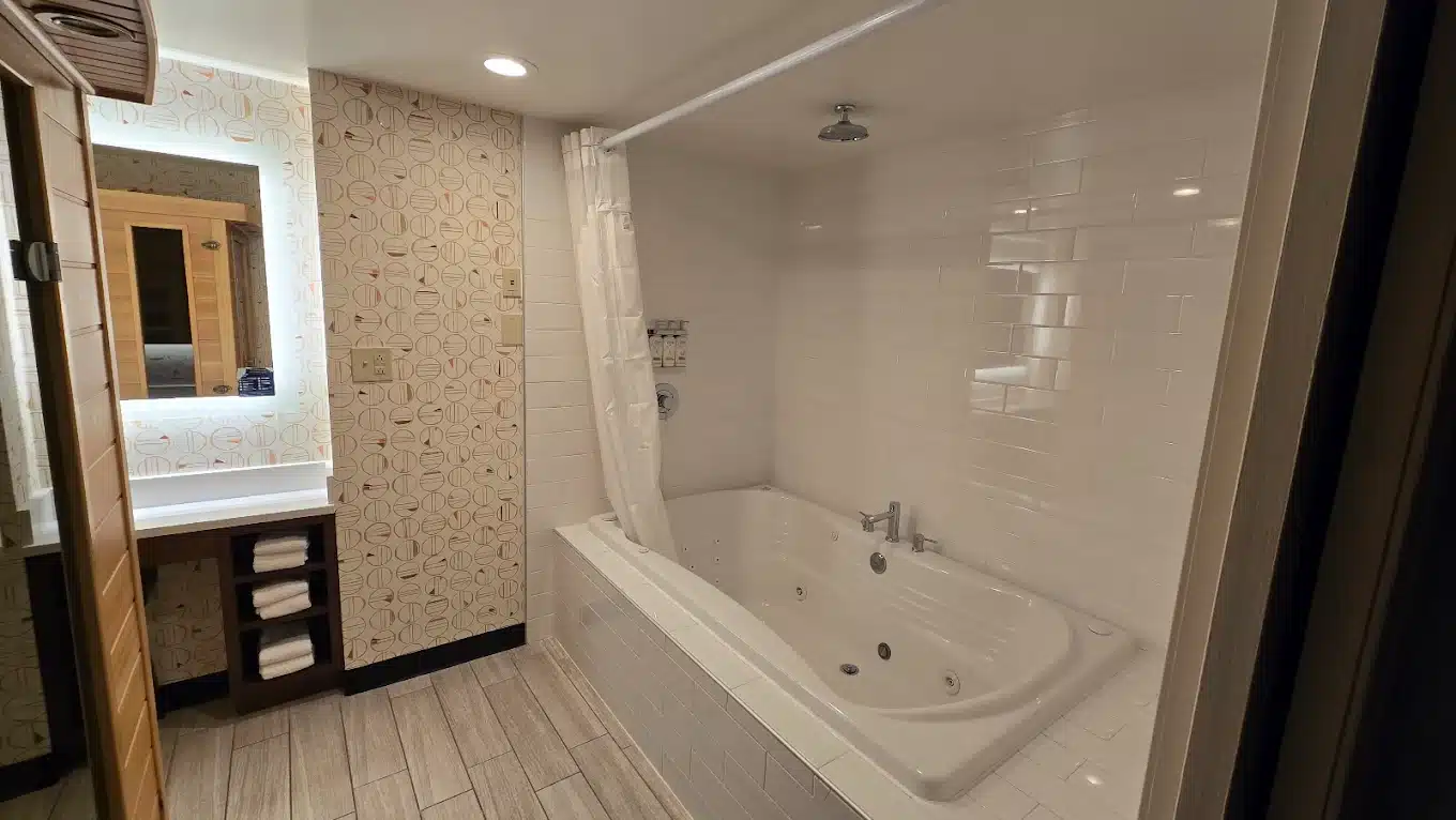 Holiday Inn Salem (I-93 At Exit 2) has Jacuzzi suites