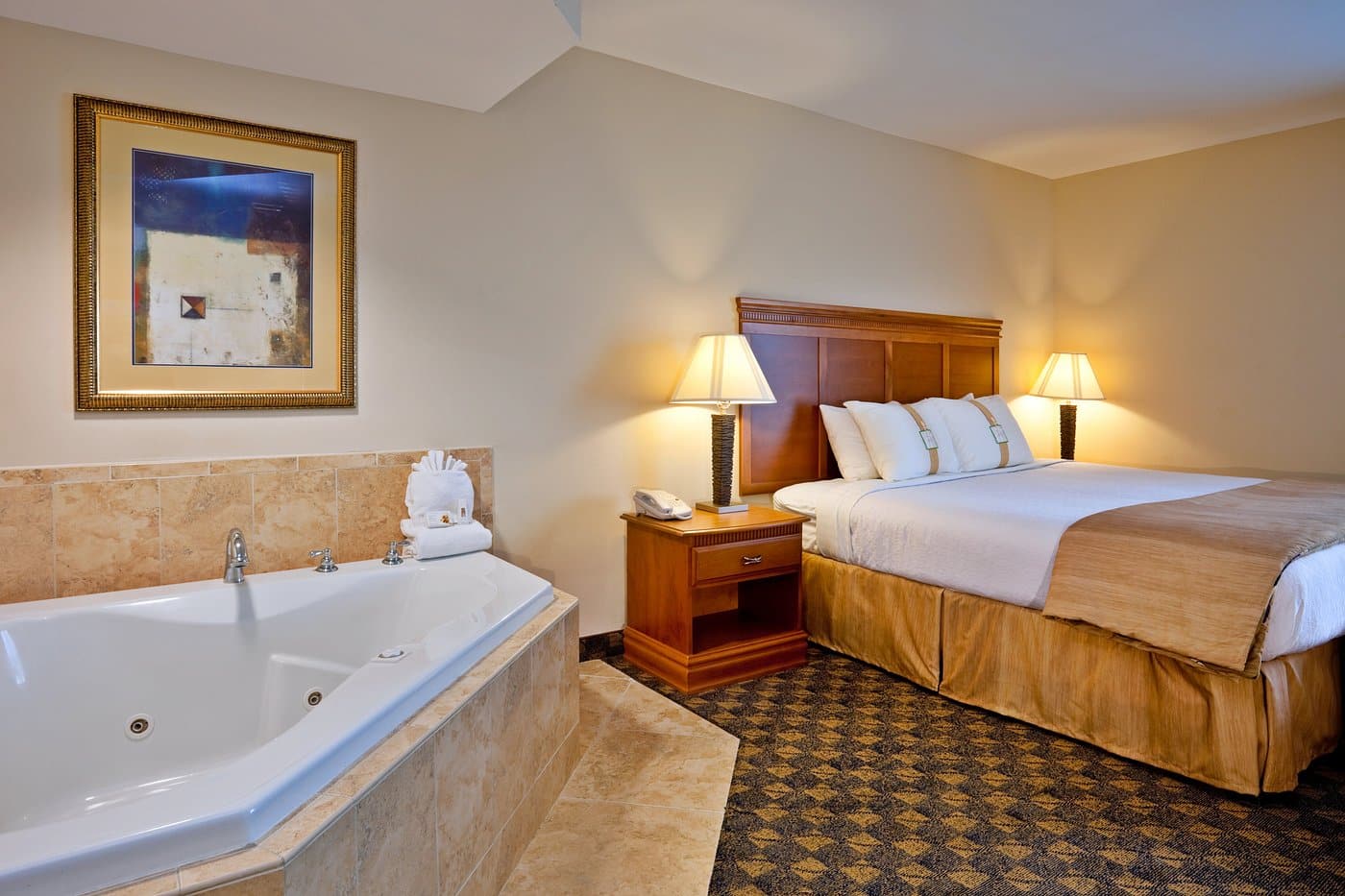 Holiday Inn Valdosta Conference Center has Jacuzzi suites
