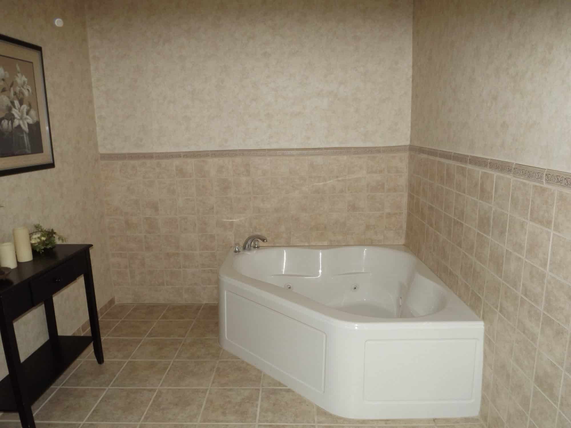 Howard Johnson by Wyndham Oacoma Hotel & Suites has Jacuzzi suites