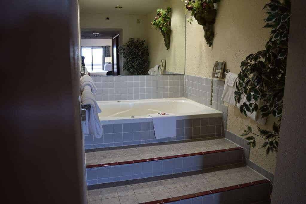 Inn At Grand Glaize has Jacuzzi suites