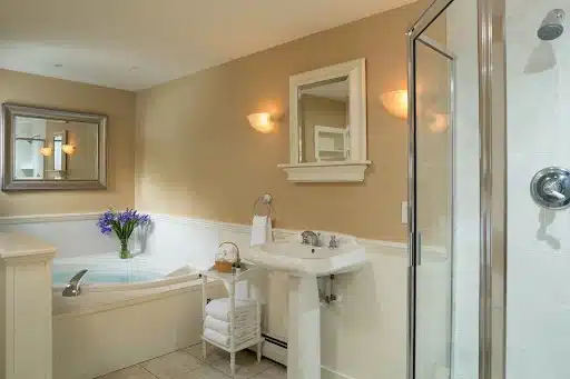 Inn At Pleasant Lake has Jacuzzi suites