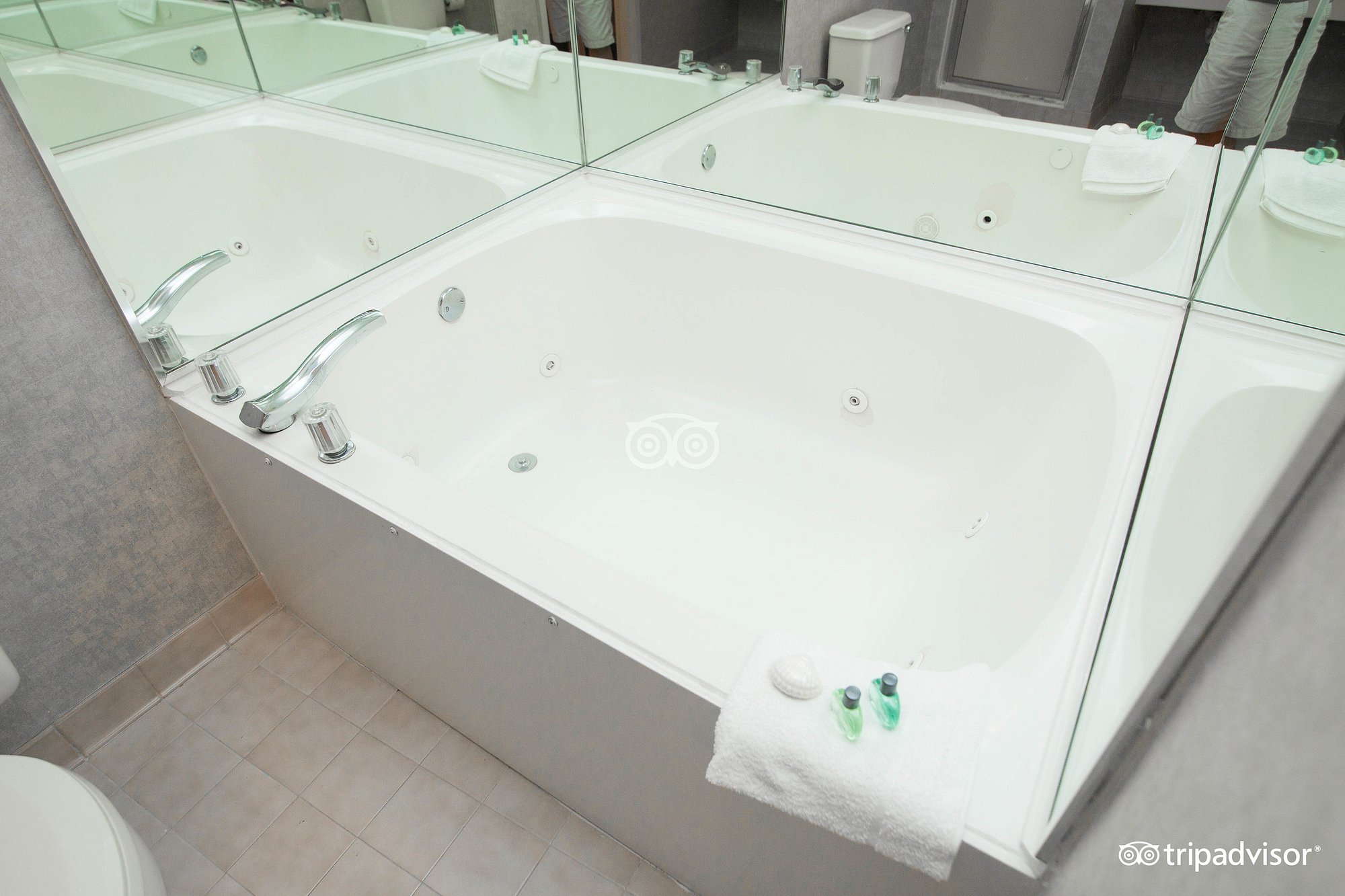 Island House Hotel Orange Beach - a DoubleTree by Hilton has Jacuzzi suites