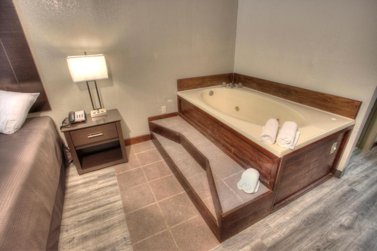 Jameson Inn Helen has Jacuzzi suites