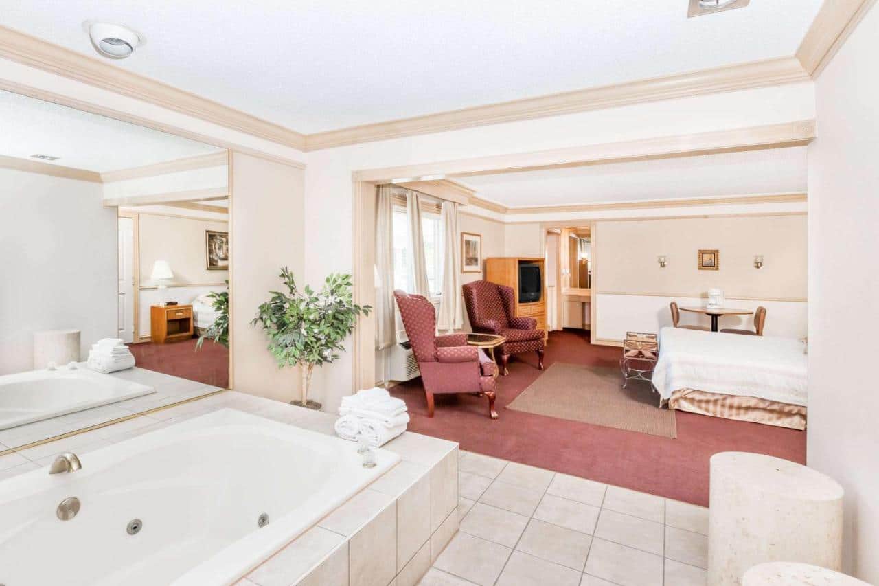 Knights Inn South Sioux City has Jacuzzi suites