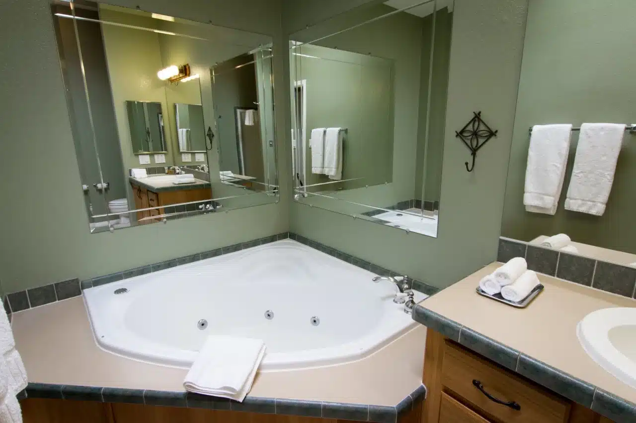 Kohl's Ranch Lodge has Jacuzzi suites