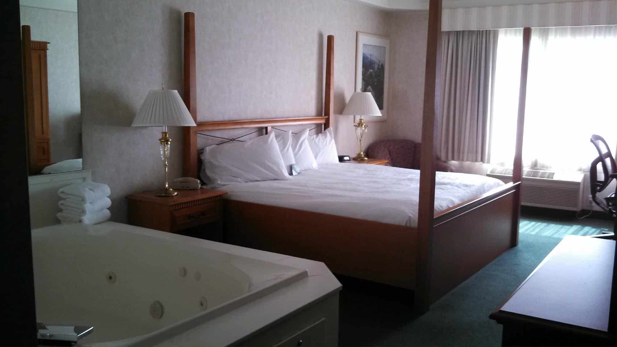 La Quinta Inn & Suites by Wyndham Coeur d Alene has Jacuzzi suites