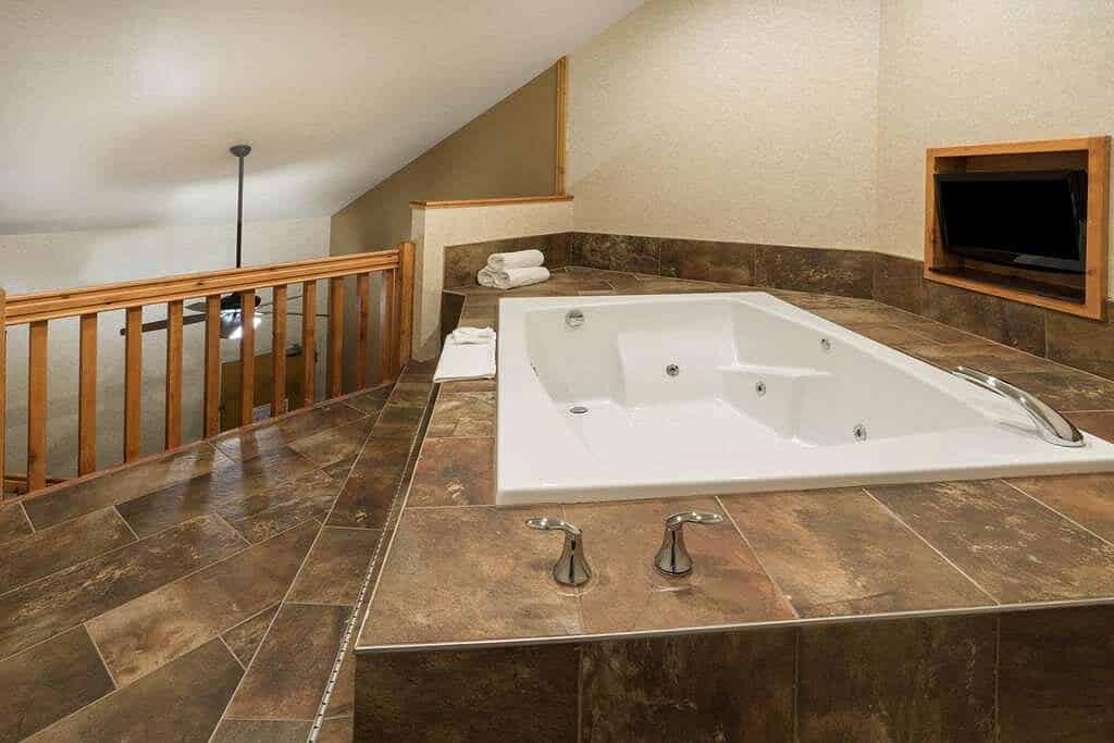 La Quinta Inn & Suites by Wyndham Idaho Falls / Ammon has Jacuzzi suites
