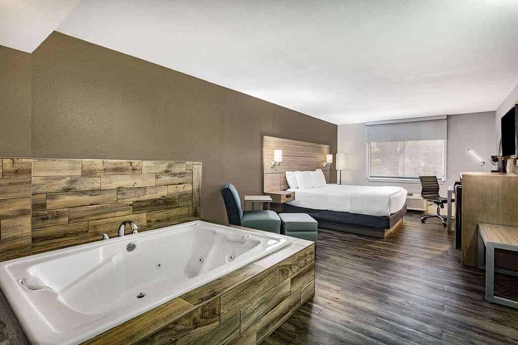 La Quinta Inn & Suites by Wyndham Joplin has Jacuzzi suites