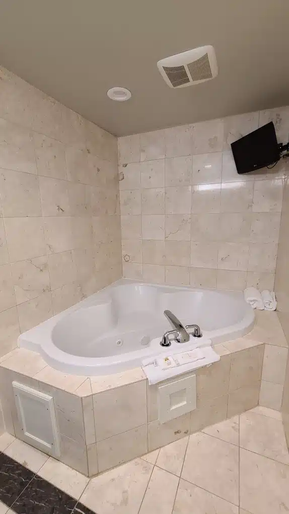 La Quinta Inn & Suites by Wyndham Kearney has Jacuzzi suites
