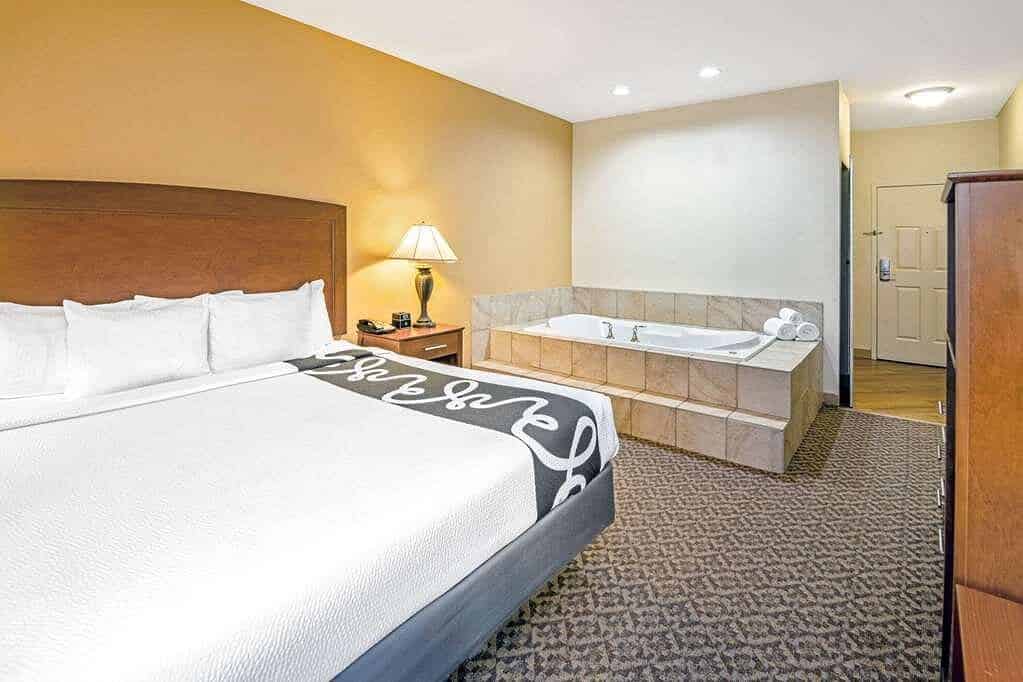La Quinta Inn & Suites by Wyndham Lawton / Fort Sill has Jacuzzi suites