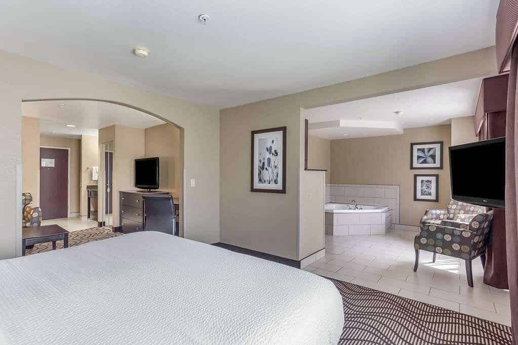 La Quinta Inn & Suites by Wyndham Meridian / Boise West has Jacuzzi suites