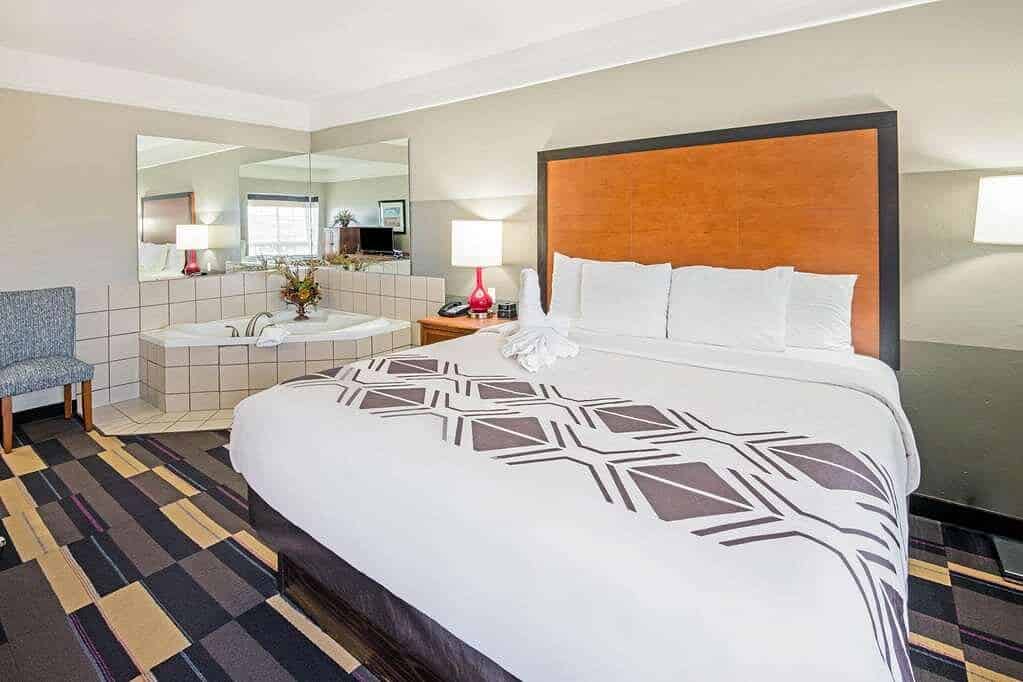 La Quinta Inn & Suites by Wyndham Oklahoma City - Moore has Jacuzzi suites