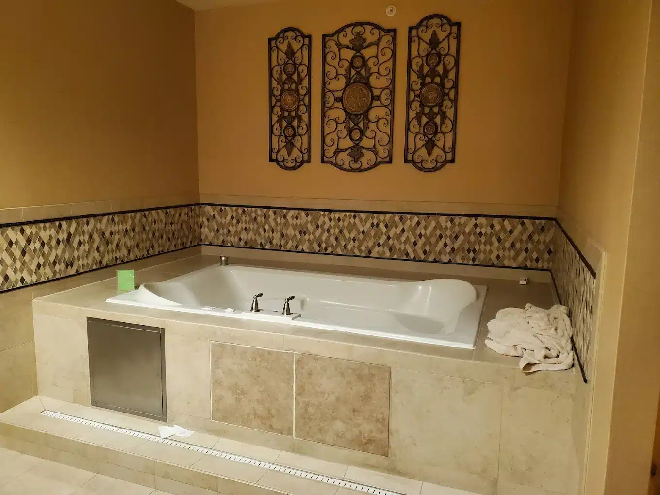 La Quinta Inn & Suites by Wyndham Twin Falls has Jacuzzi suites