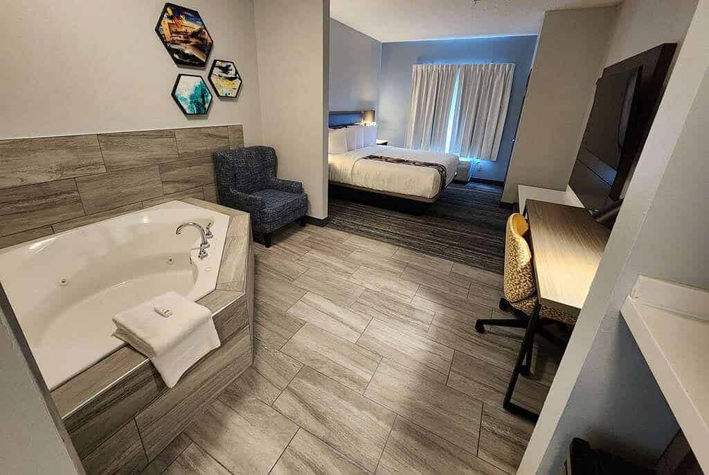 La Quinta Inn & Suites by Wyndham Warner Robins - Robins AFB has Jacuzzi suites