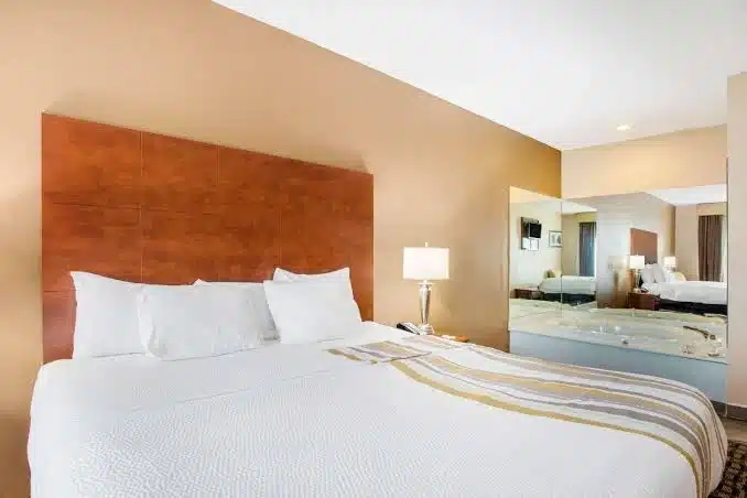La Quinta Inn by Wyndham Decatur has Jacuzzi suites