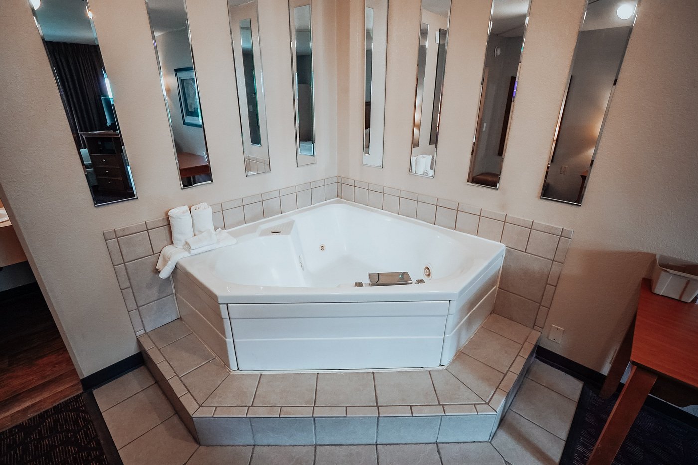 Lamplighter Inn & Suites North has Jacuzzi suites