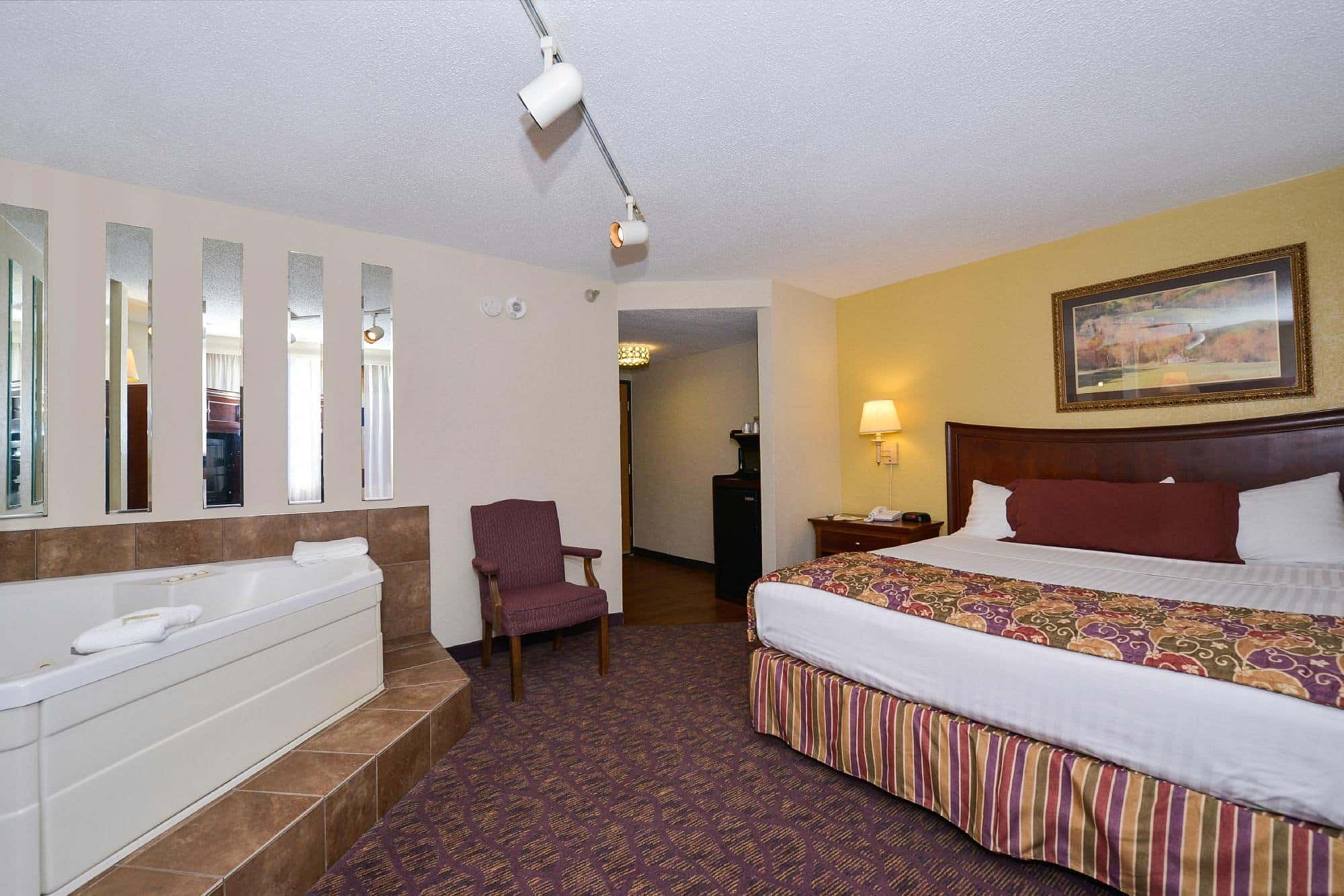 Lamplighter Inn & Suites South has Jacuzzi suites
