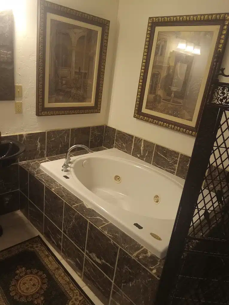 Lily Creek Lodge has Jacuzzi suites