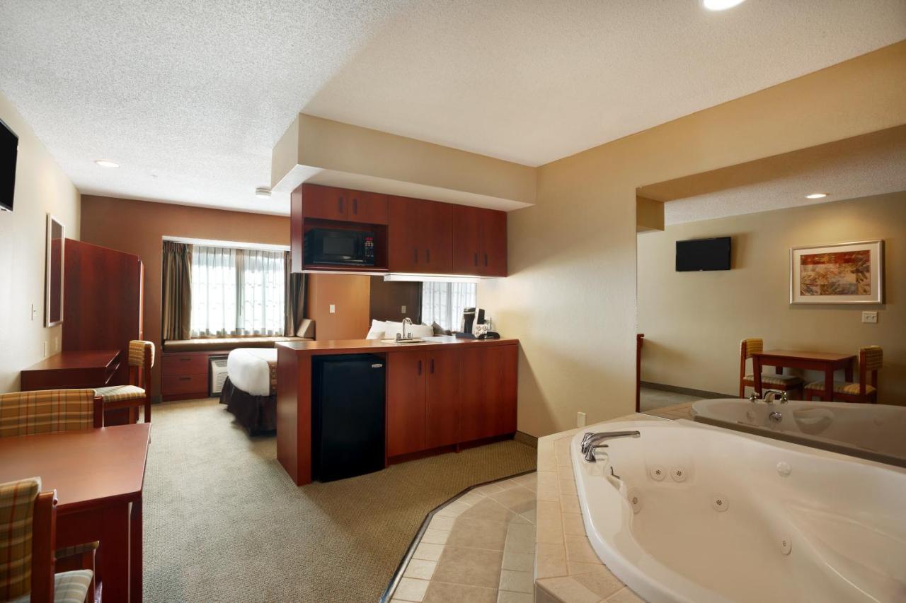 Microtel Inn & Suites By Wyndham Dover has Jacuzzi suites