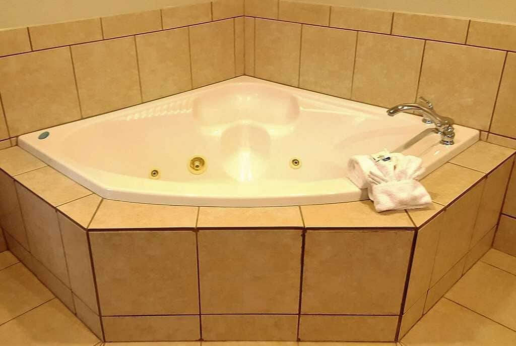 Microtel Inn & Suites by Wyndham Bellevue/Omaha has Jacuzzi suites
