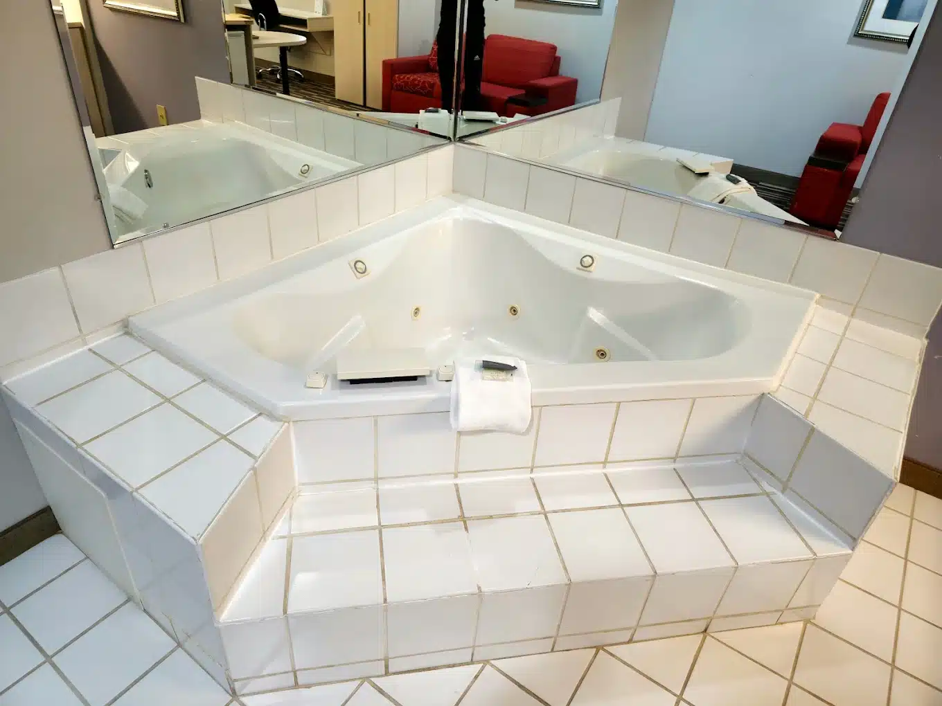 Microtel Inn & Suites by Wyndham Claremore has Jacuzzi suites