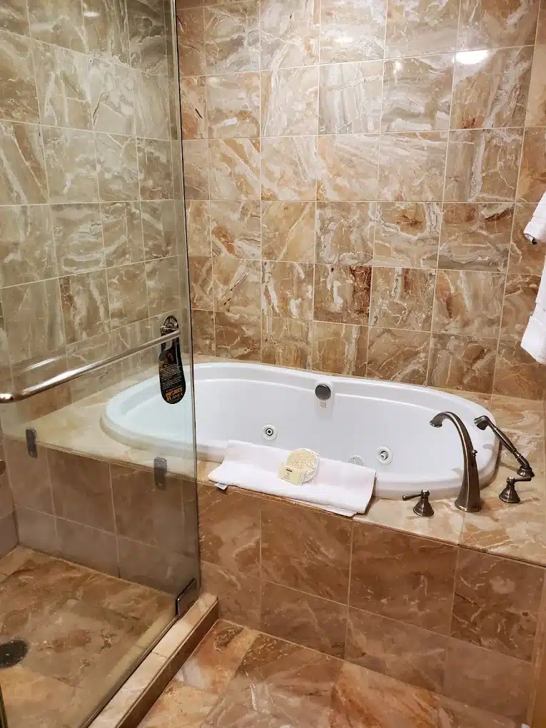 Mineral Palace Hotel and Gaming has Jacuzzi suites