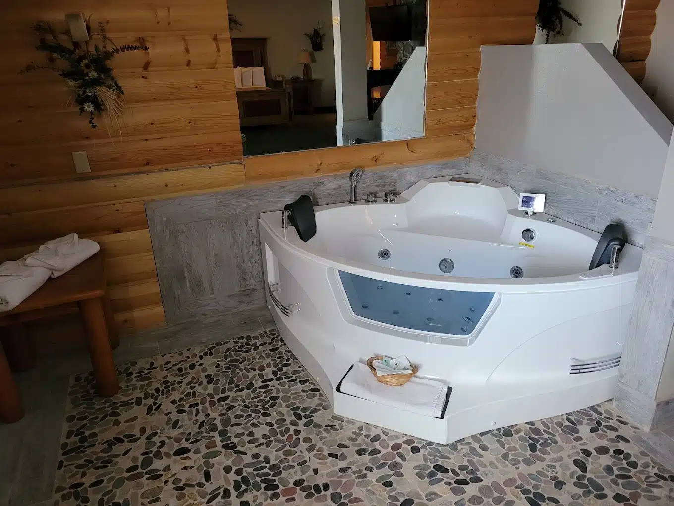 Motel West Idaho Falls has Jacuzzi suites