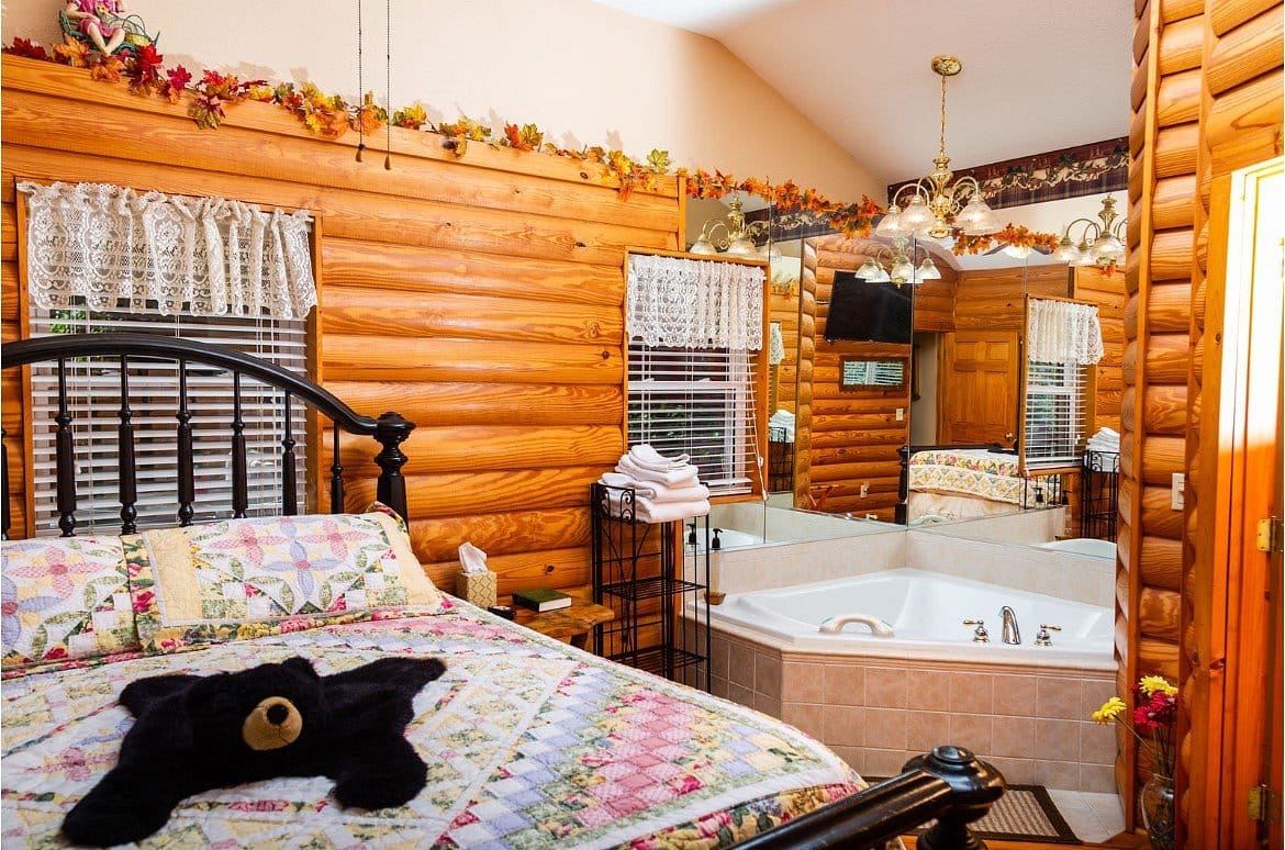 Mountain Aire Cottages & Inn has Jacuzzi suites