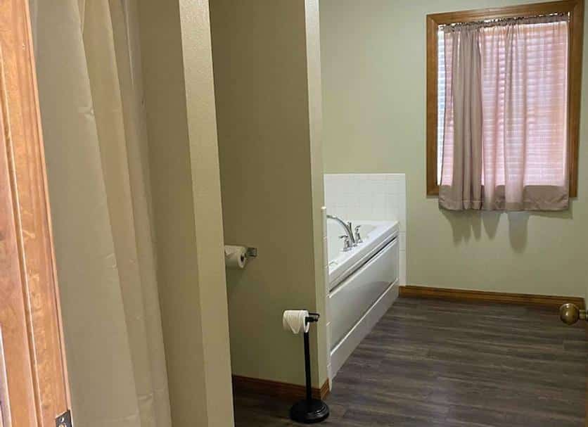 New Hochatown Lodge has suites with private spa tub