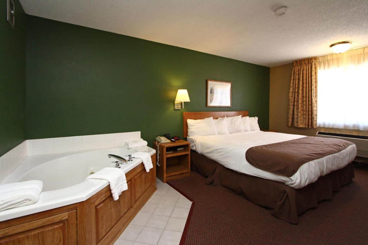 New Victorian Inn & Suites - Kearney has Jacuzzi suites