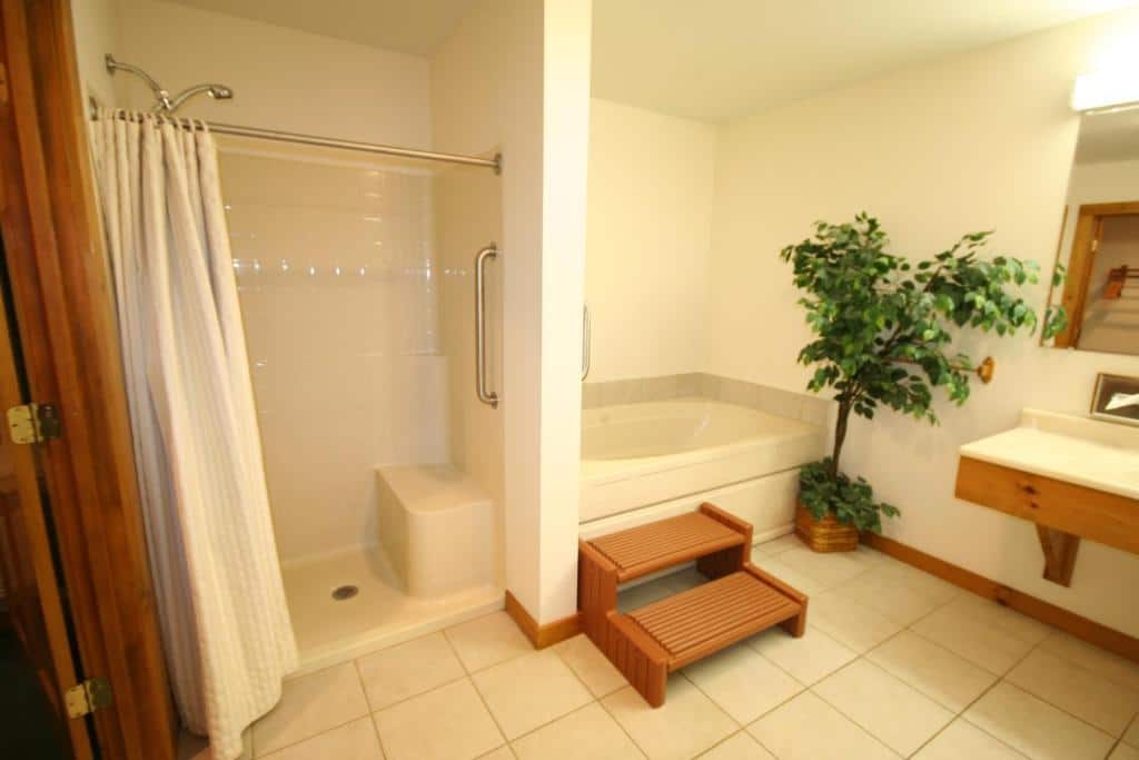 Nootka Lodge has Jacuzzi suites