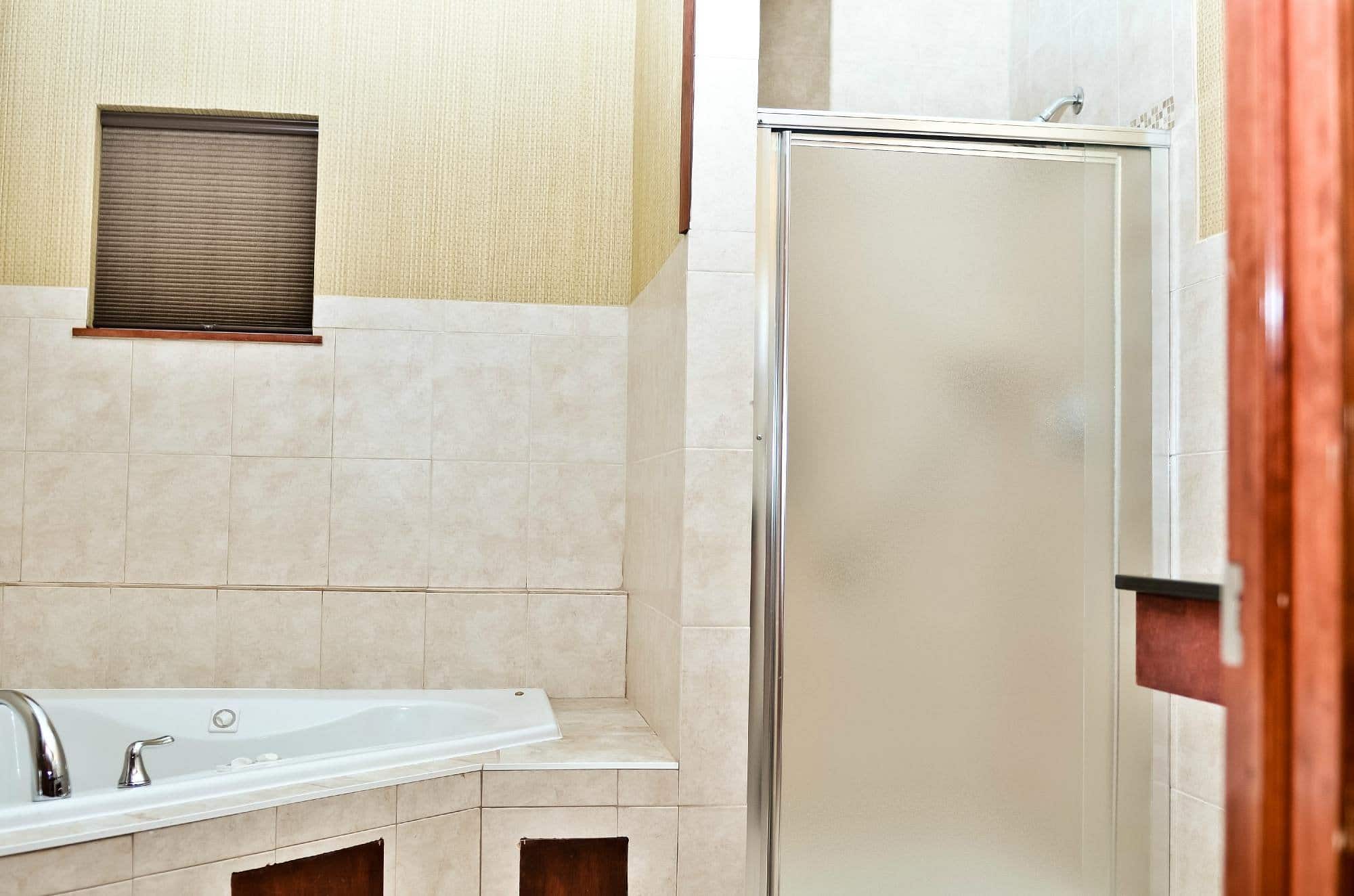 Pacer Inn & Suites Motel has Jacuzzi suites