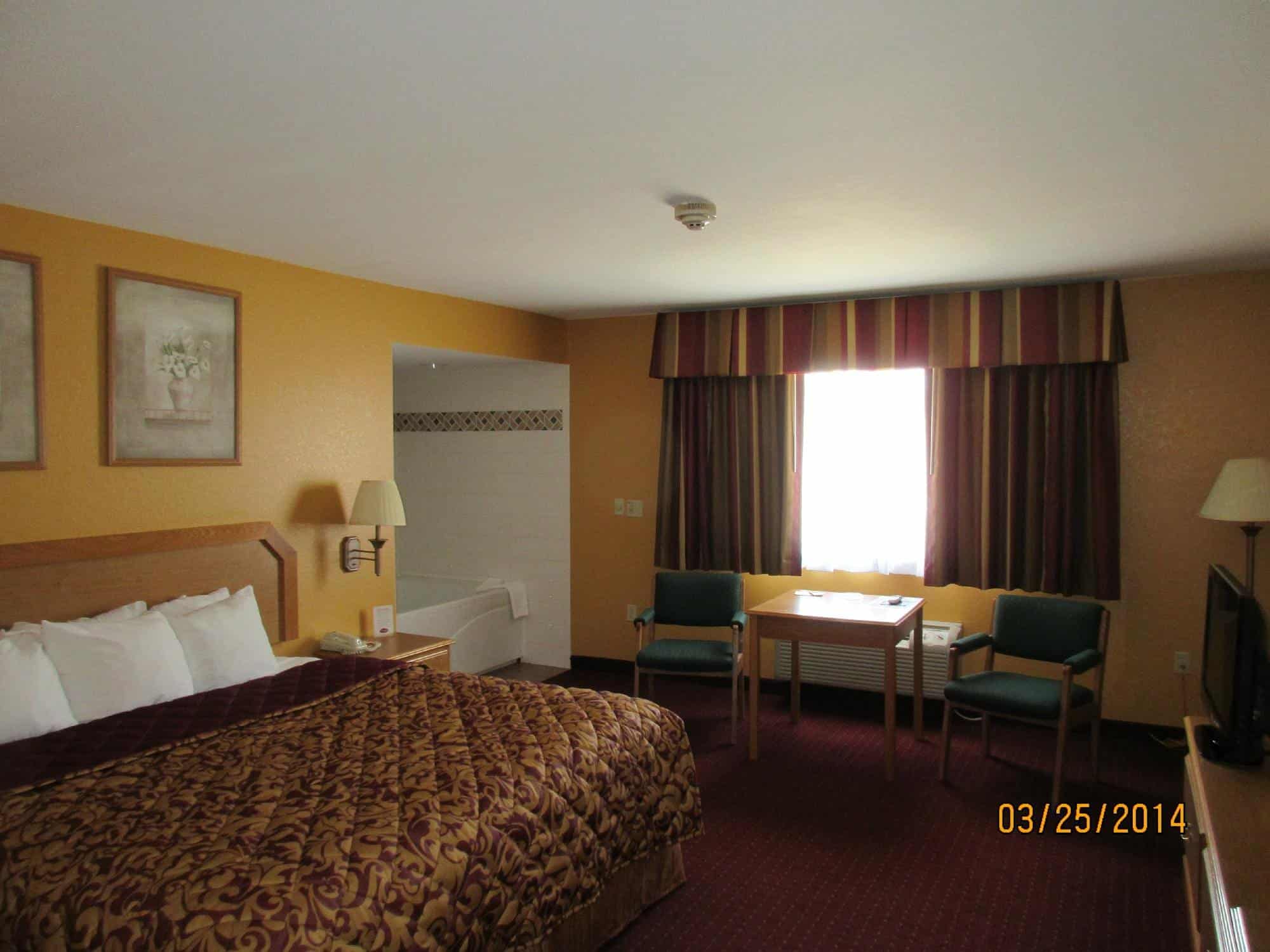 Parkfield Inn Warsaw MO has Jacuzzi suites