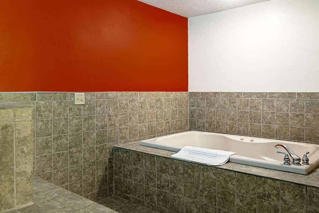 Quality Inn Aberdeen SD has Jacuzzi suites