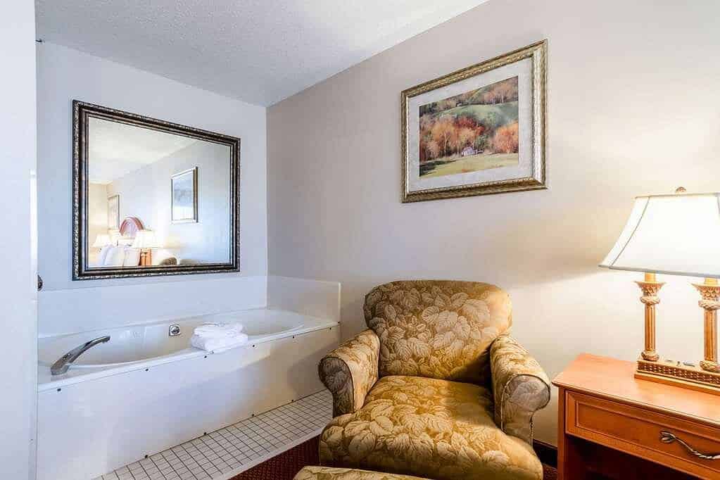 Quality Inn Alliance has Jacuzzi suites