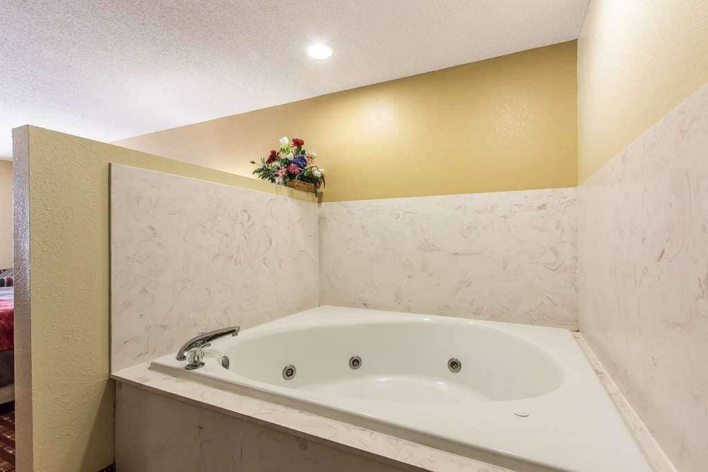 Quality Inn Andalusia has Jacuzzi suites