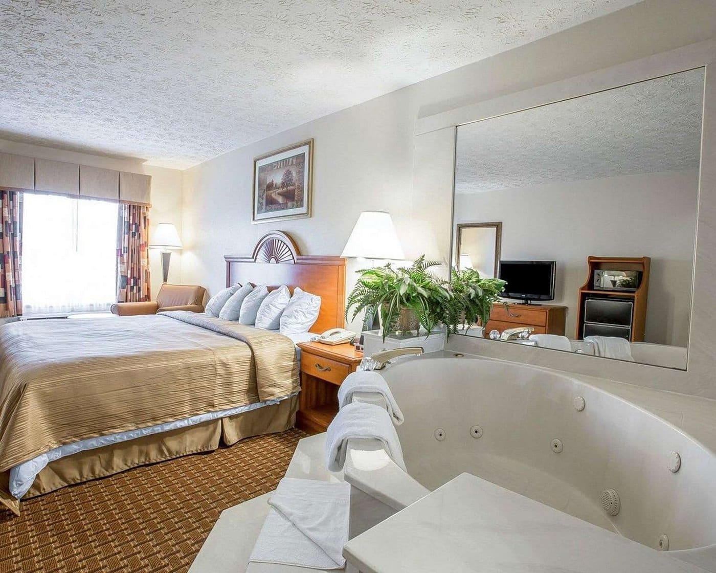 Quality Inn Dahlonega Near University has Jacuzzi suites