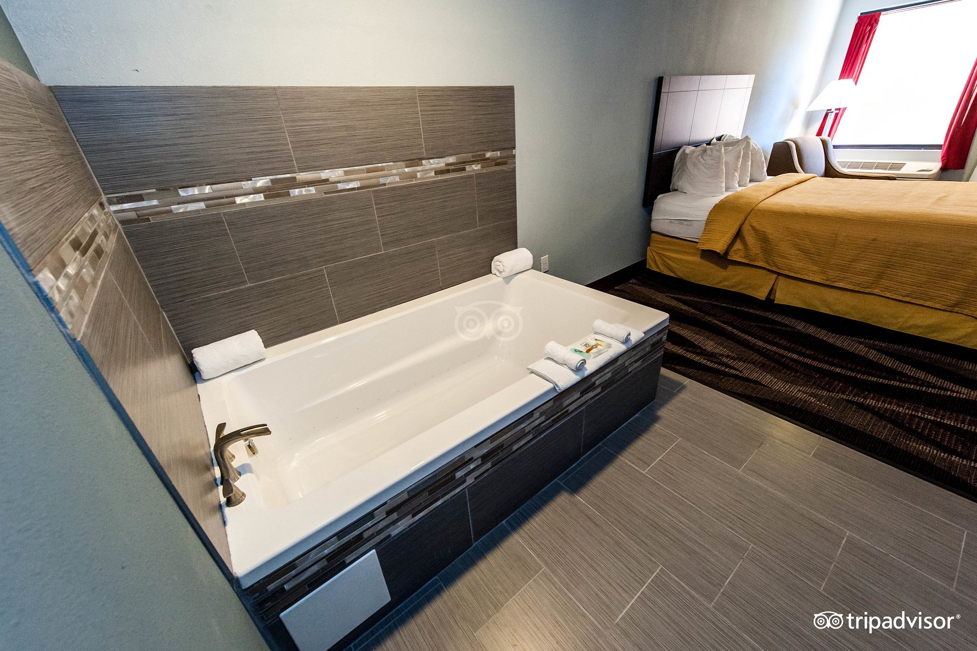Quality Inn Downtown Helen has Jacuzzi suites