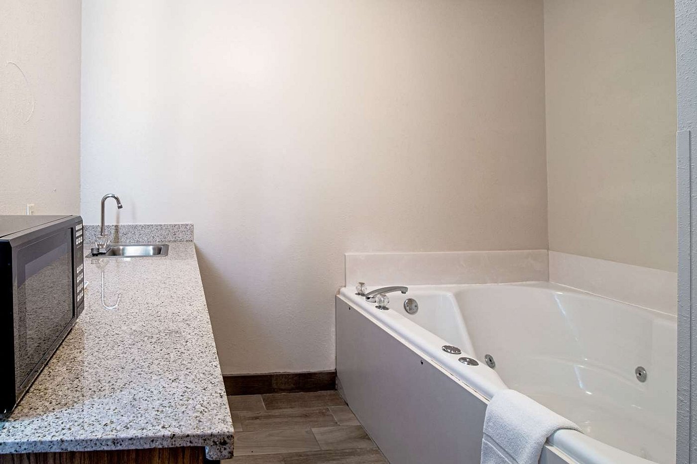 Quality Inn Huron SD has Jacuzzi suites