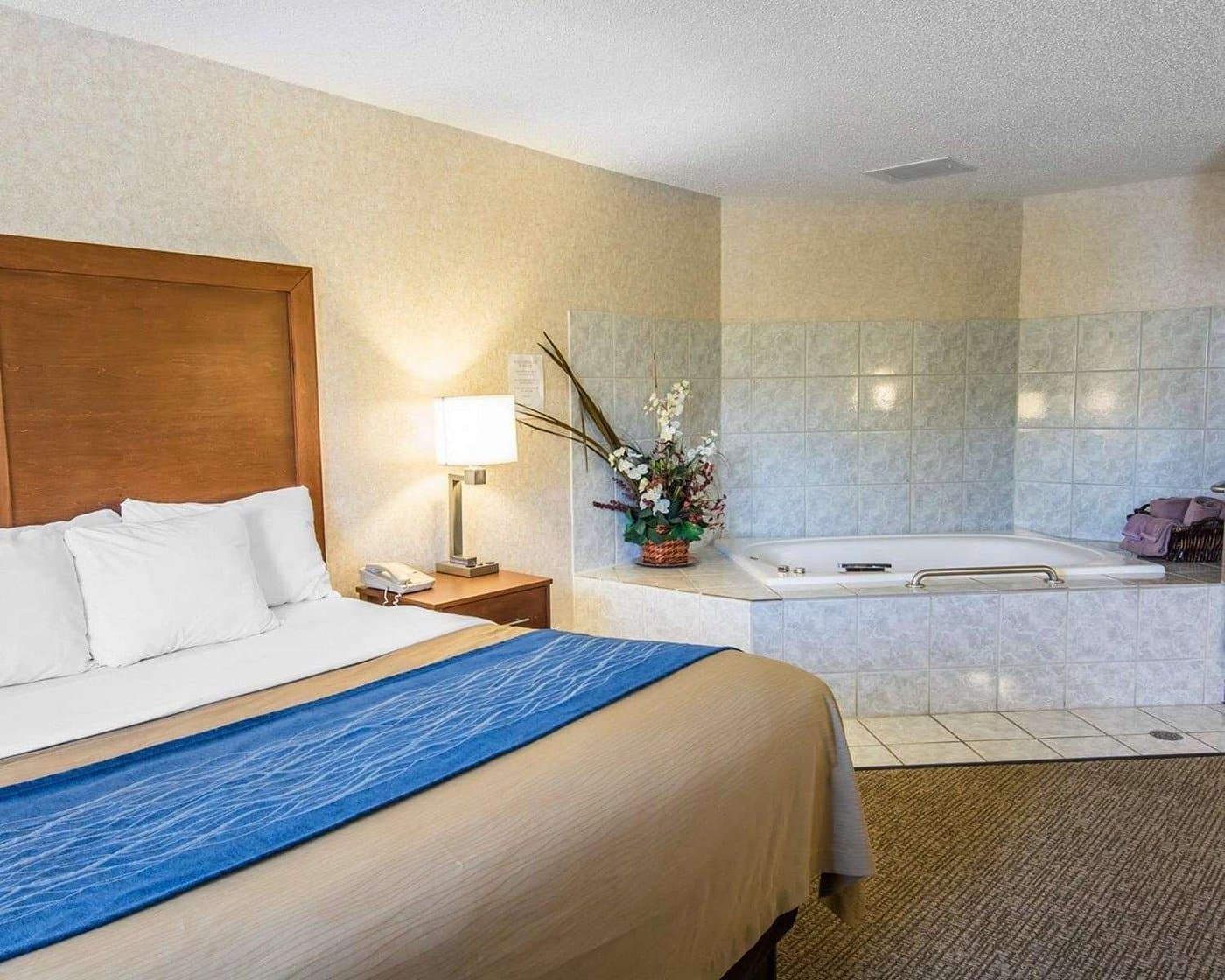 Quality Inn Lewiston has Jacuzzi suites