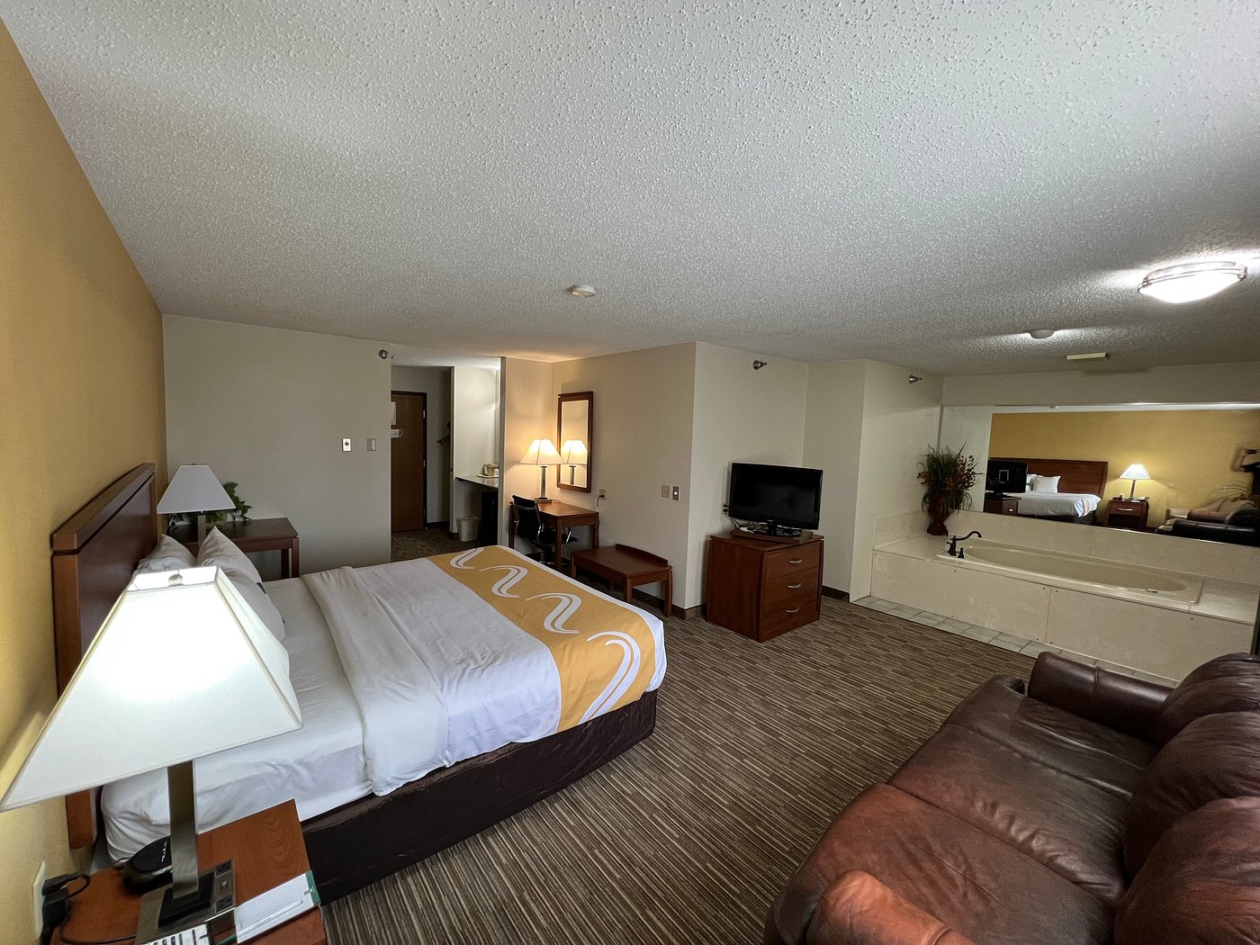 Quality Inn Mitchell I-90 has Jacuzzi suites