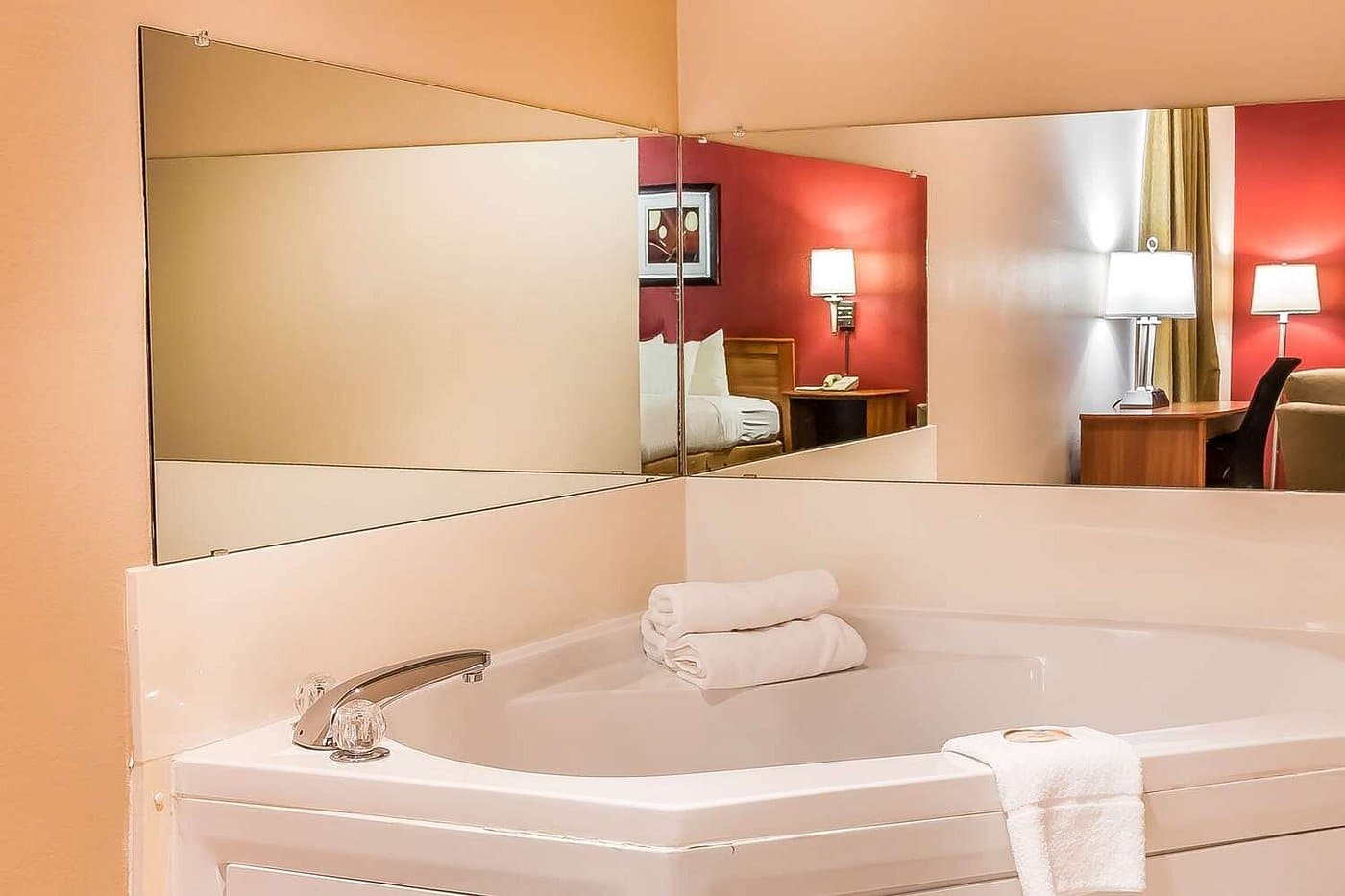 Quality Inn & Suites Chesterfield Village has Jacuzzi suites