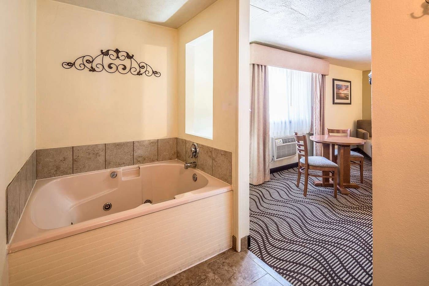 Quality Inn & Suites Coeur D'Alene has Jacuzzi suites