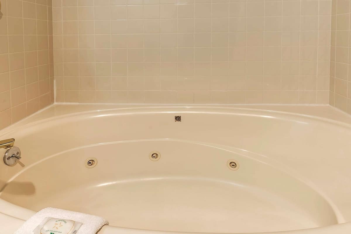 Quality Inn & Suites Columbia I-70 has Jacuzzi suites