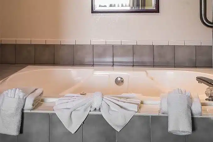 Quality Inn & Suites Delaware has Jacuzzi suites
